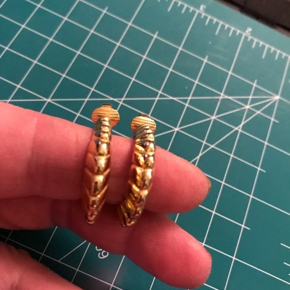 𝅺VINTAGE 80’s  gold tone clip on hoop earrings - Picture 3 of 6
